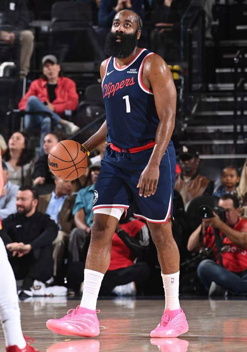 今年会官方网站包含快船球星三分绝杀，全场观众热烈欢呼，基本男人.的词条